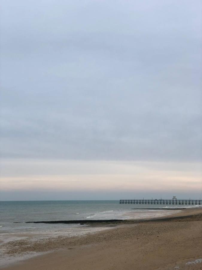 Un appartement spacieux à 30m de la mer- 45m2 Luc-sur-Mer Exterior foto