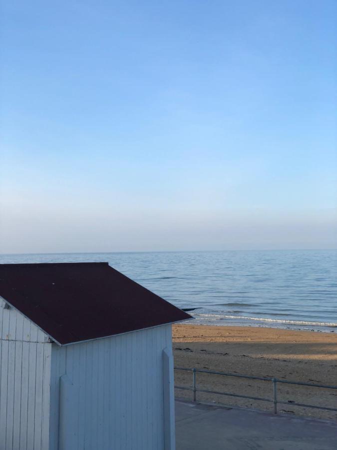 Un appartement spacieux à 30m de la mer- 45m2 Luc-sur-Mer Exterior foto